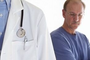 Arzt und Patient mit Prostatitis